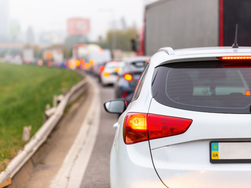 Traffic jam on a Fort Lauderdale road with cars closely lined up, highlighting the risks of brake checking accidents.